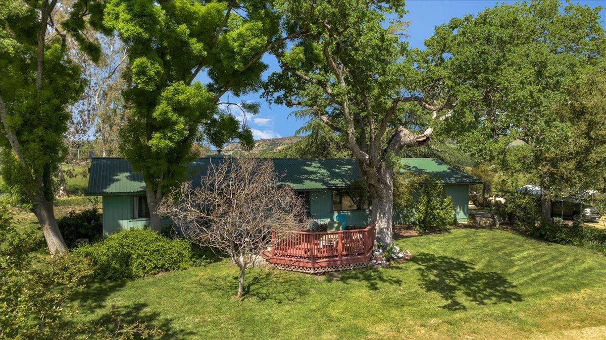 a view of a backyard with a fountain