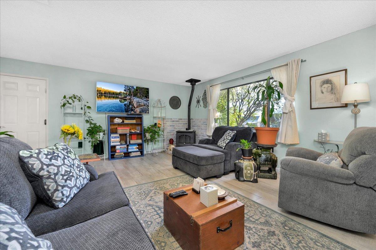 26982 Twin Ponds Road Clovis, CA 93619 - Photo 11 of 48 a living room with furniture and a flat screen tv