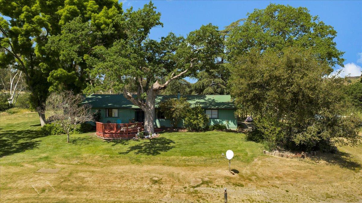 26982 Twin Ponds Road Clovis, CA 93619 - Photo 4 of 48 a view of a chairs in a backyard