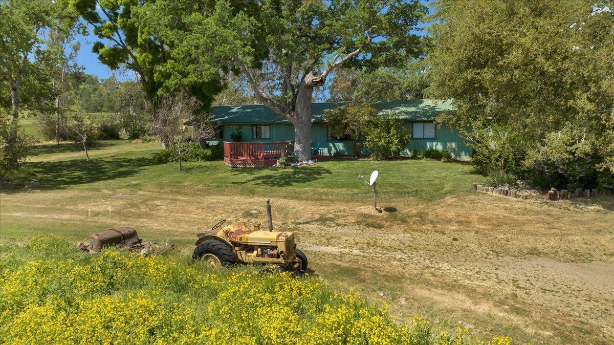 26982 Twin Ponds Road Clovis, CA 93619 - Photo 42 of 48 a backyard of a house with table and chairs