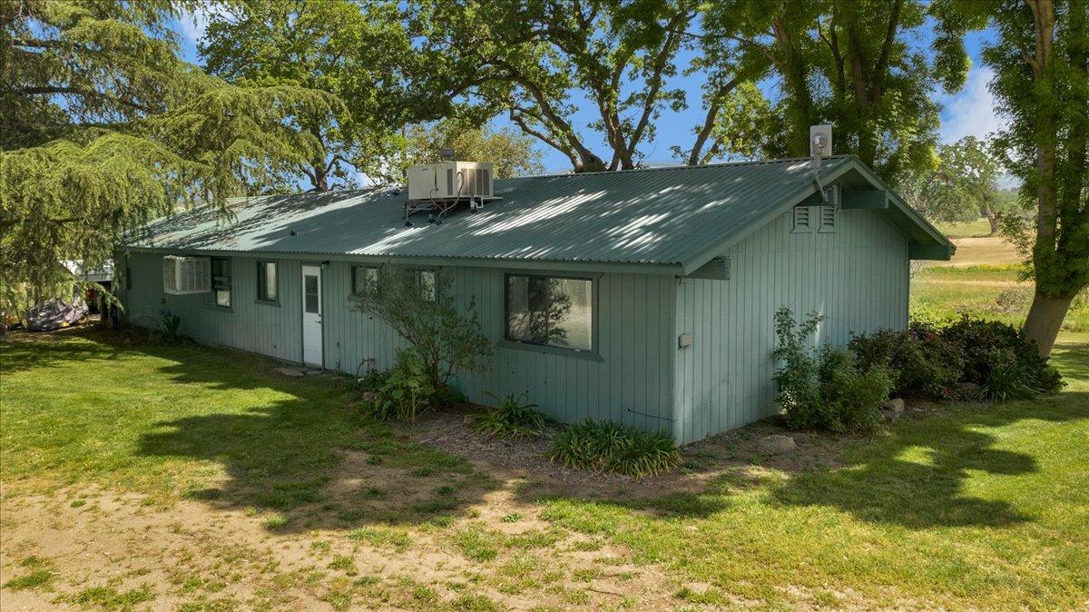 26982 Twin Ponds Road Clovis, CA 93619 - Photo 7 of 48 a backyard of a house with plants and large tree