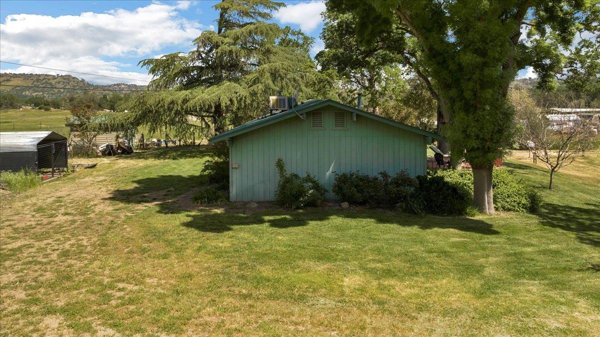 26982 Twin Ponds Road Clovis, CA 93619 - Photo 8 of 48 a backyard of a house with lots of green space