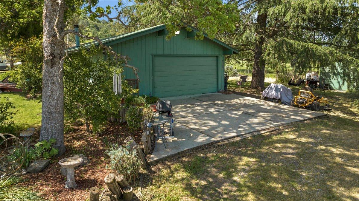 26982 Twin Ponds Road Clovis, CA 93619 - Photo 9 of 48 a backyard of a house with lots of green space