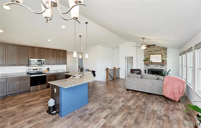 $425,000 | 31 Whiteside Estates Drive, Silex, MO 63377