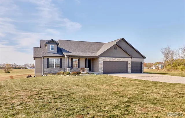 $425,000 | 31 Whiteside Estates Drive, Silex, MO 63377