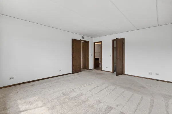 $300,000 | 755 Whalom Lane, Unit 2C2, Schaumburg, IL 60173