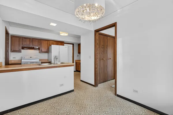 $300,000 | 755 Whalom Lane, Unit 2C2, Schaumburg, IL 60173