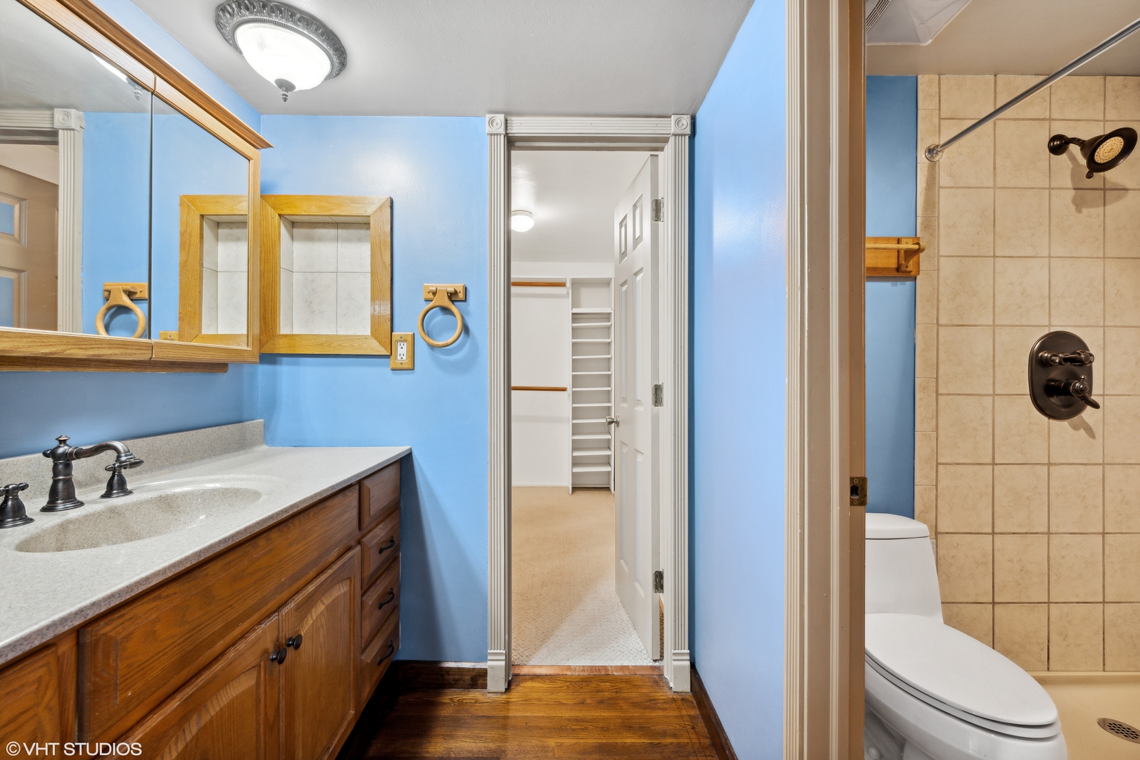 4507 Gettysburg Drive Rolling Meadows, IL 60008 - Photo 12 of 25 a bathroom with a sink and a mirror