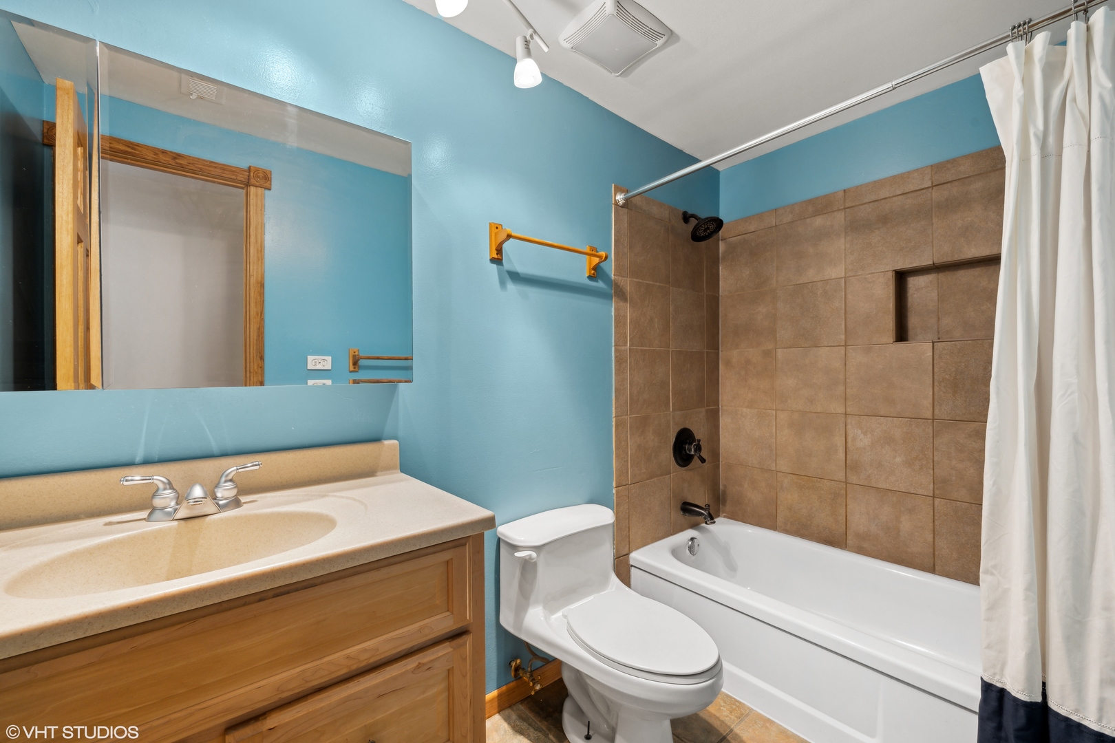 4507 Gettysburg Drive Rolling Meadows, IL 60008 - Photo 16 of 25 a bathroom with a sink a toilet and shower