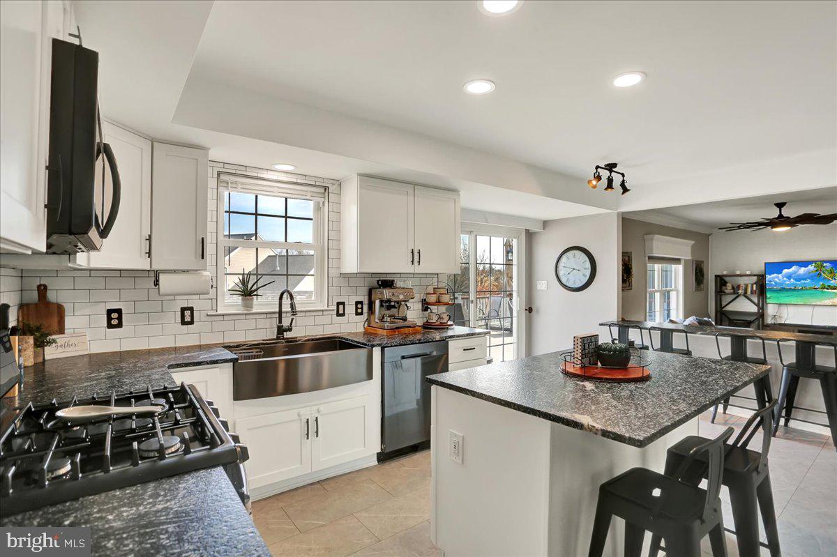4385 Hillside Road Reading, PA 19606 - Photo 11 of 37 Newly renovated Kitchen with leathered granite
