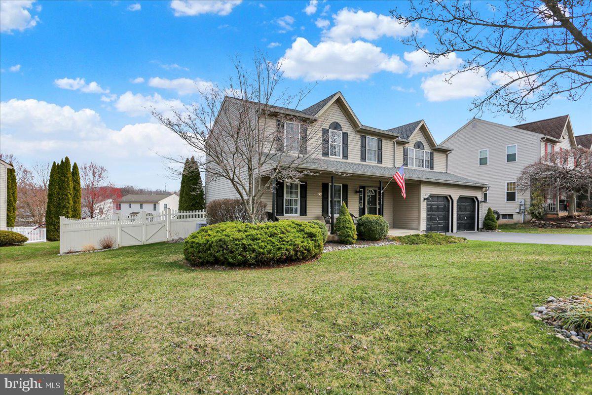 4385 Hillside Road Reading, PA 19606 - Photo 3 of 37 Beautifully landscaped front yard
