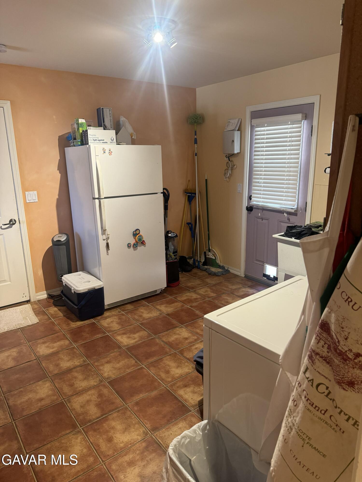 21405 Prospect Avenue Tehachapi, CA 93561 - Photo 15 of 20 laundry