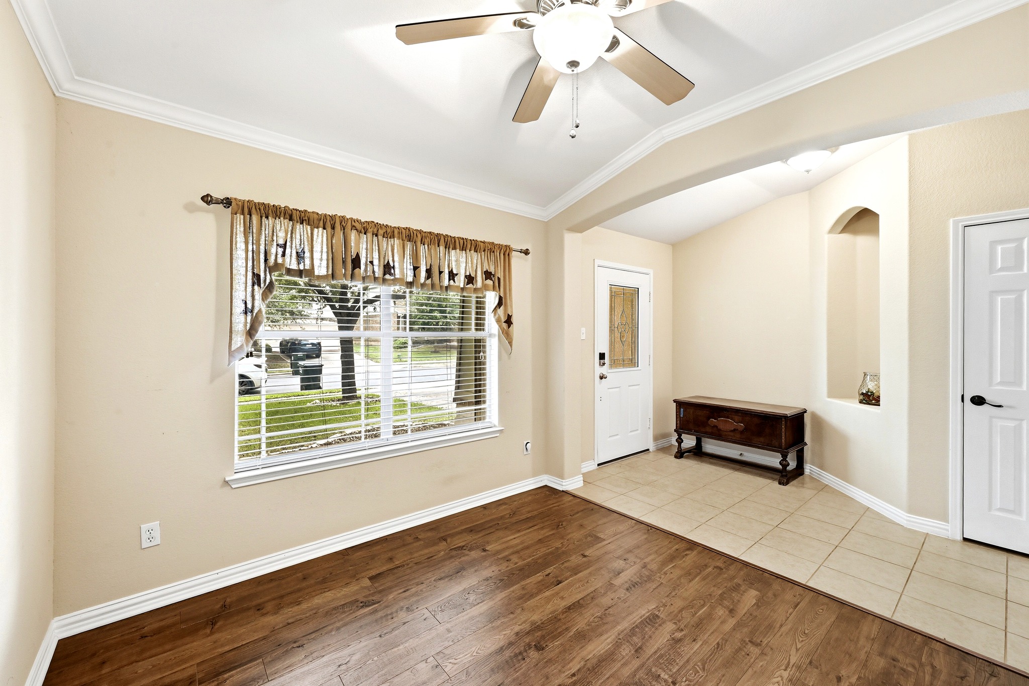 209 Calline Mayes Run Buda, TX 78610 - Photo 7 of 32 Spacious entry area featuring vaulted ceilings, wood-finish flooring, and recessed alcoves