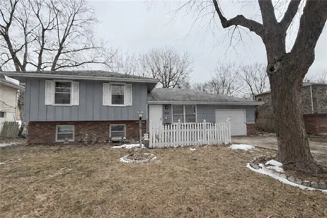 $190,000 | 105 Northwest Walnut Street, Lee's Summit, MO 64063