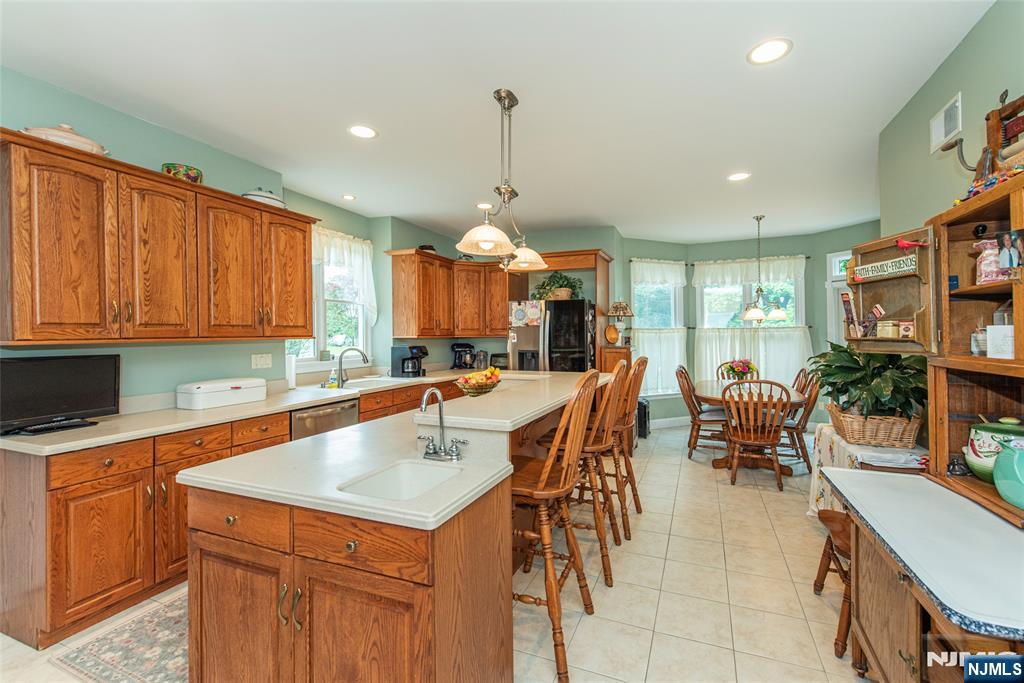 37 Thomas Wayne, NJ 07470 - Photo 7 of 32