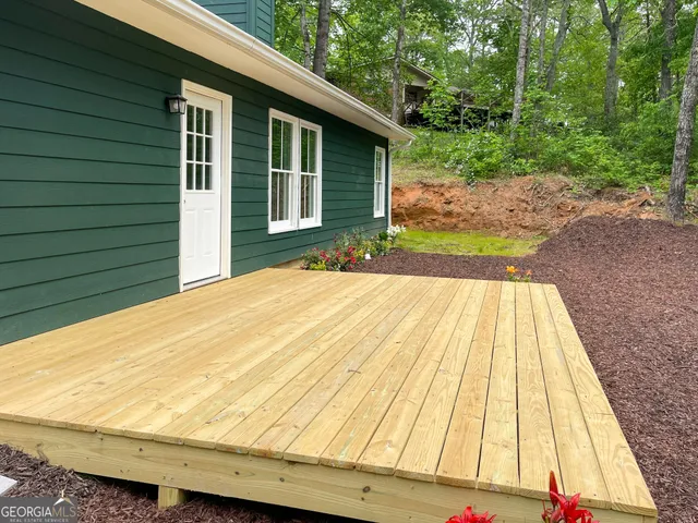 a view of a backyard