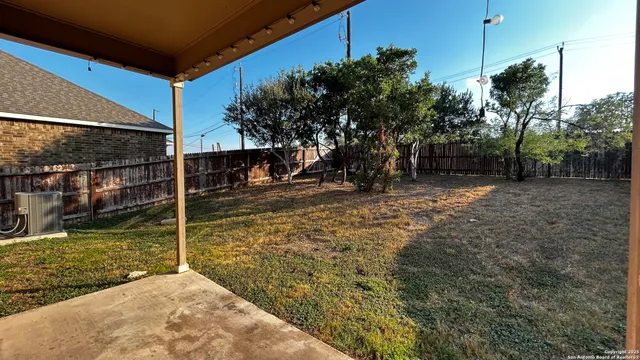 a view of a backyard