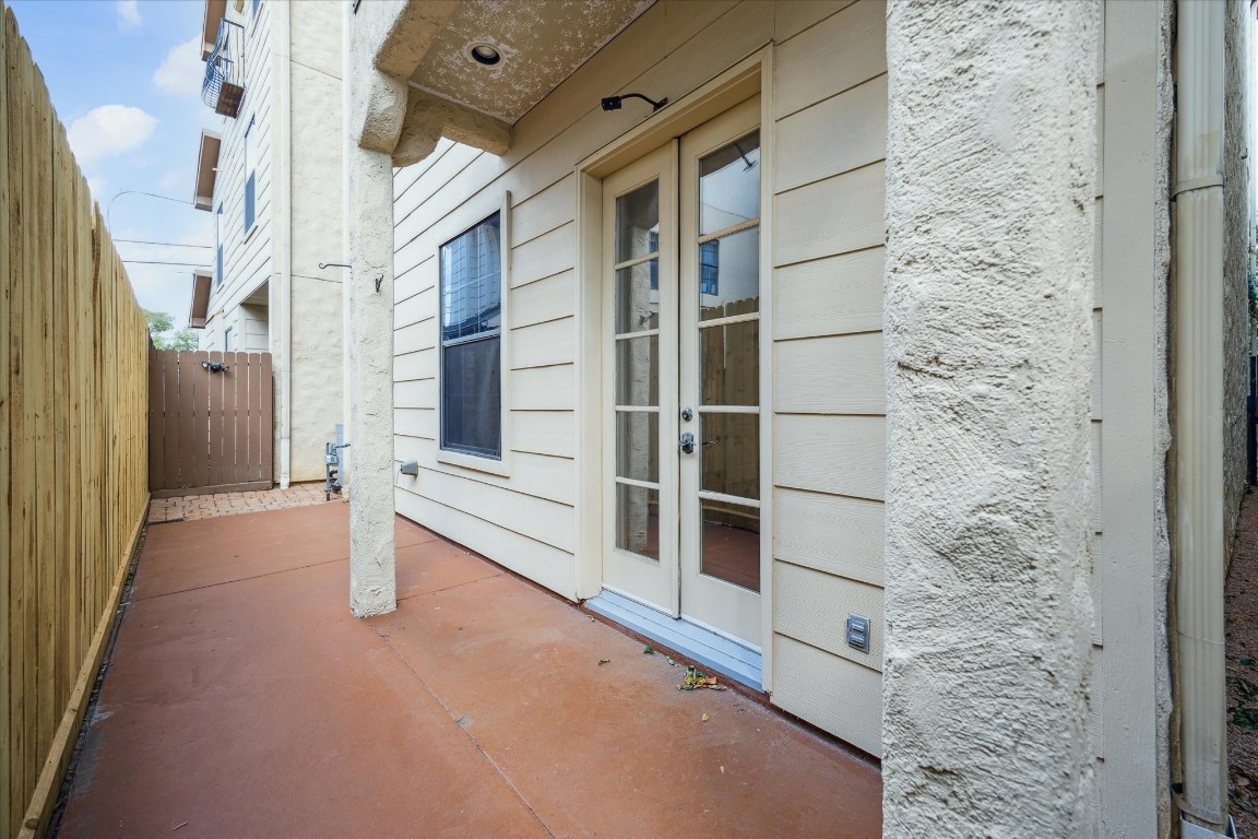 3614 Lancashire Street Houston, TX 77027 - Photo 45 of 47 a view of entryway with a bathroom