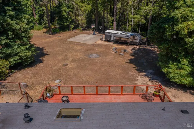 a view of a parking area