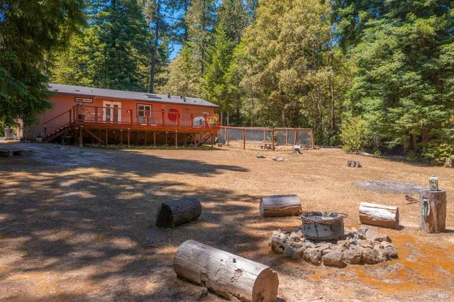 a view of a house with backyard