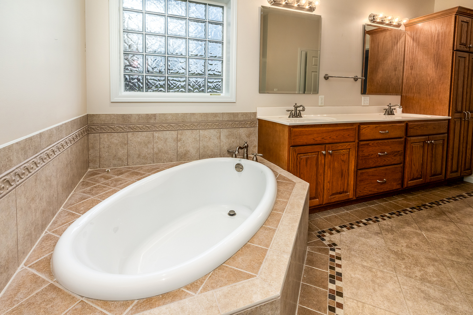 8511 Knox Road West Frankfort, IL 62896 - Photo 30 of 47 a bathroom with a tub sink and mirror