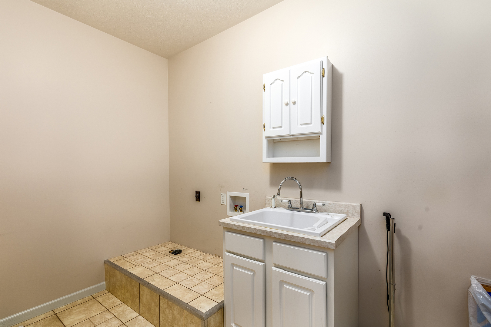8511 Knox Road West Frankfort, IL 62896 - Photo 38 of 47 a bathroom with a sink and a mirror