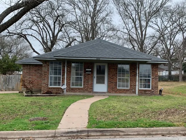 $1,800 | 300 Baber Street, Brenham, TX 77833