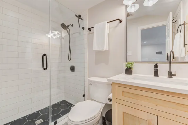 $910,000 | 2828 West Holcombe Boulevard, Unit I, Houston, TX 77025