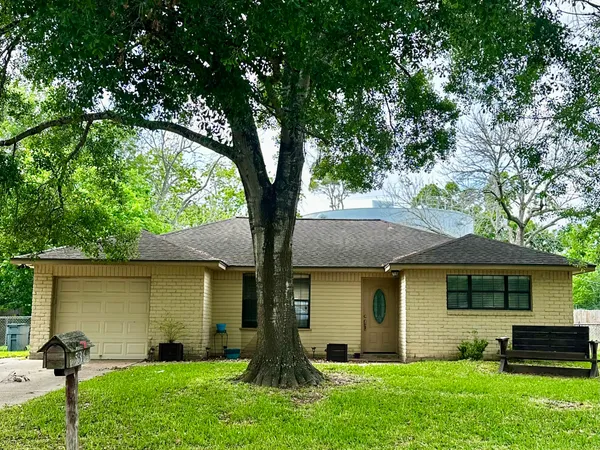 $225,000 | 536 Castlelake Drive, Friendswood, TX 77546