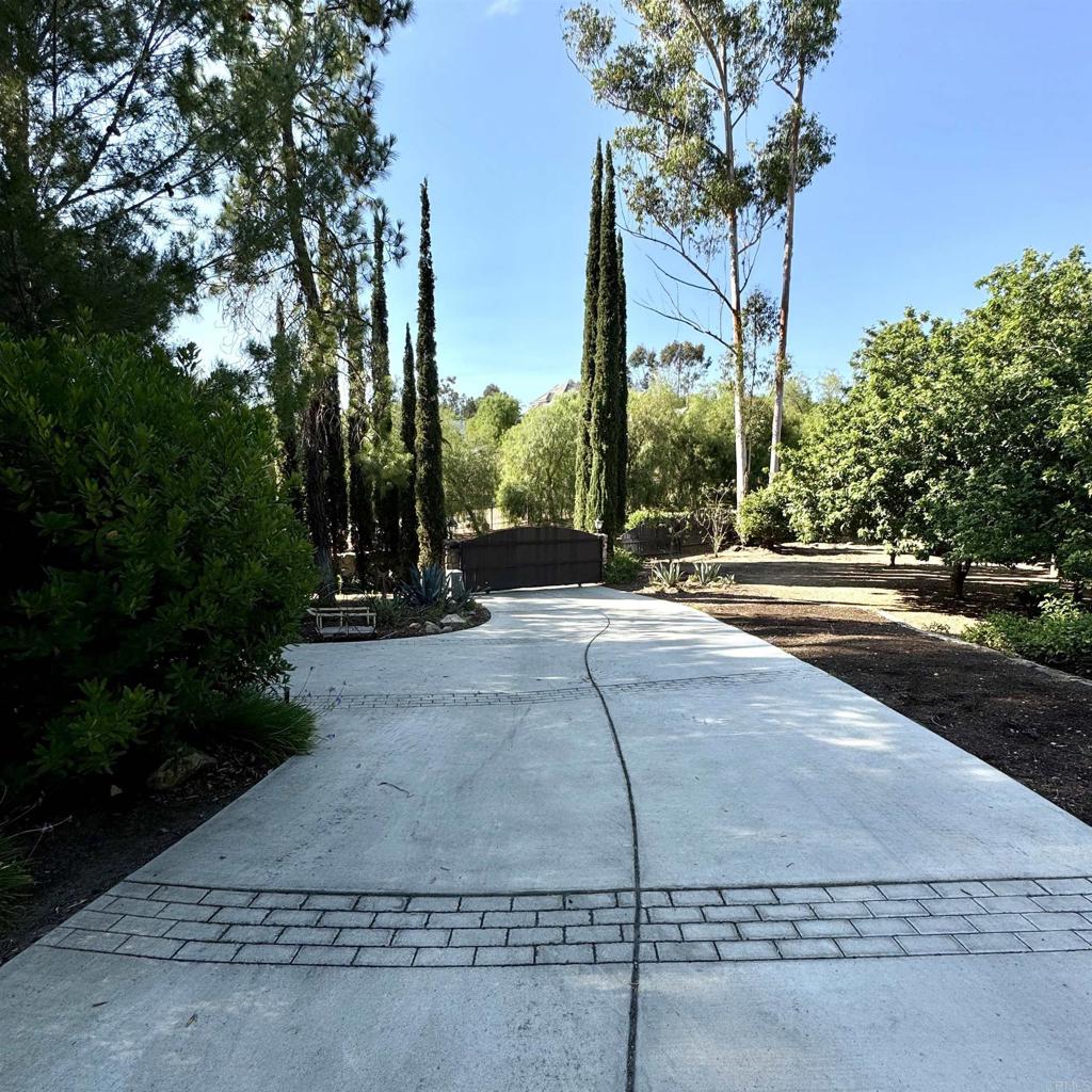 2848 Los Alisos Drive Fallbrook, CA 92028 - Photo 3 of 74 Entry Gate