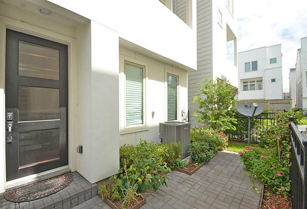 2713 Clay Street Houston, TX 77003 - Photo 6 of 24 Great outdoor space.