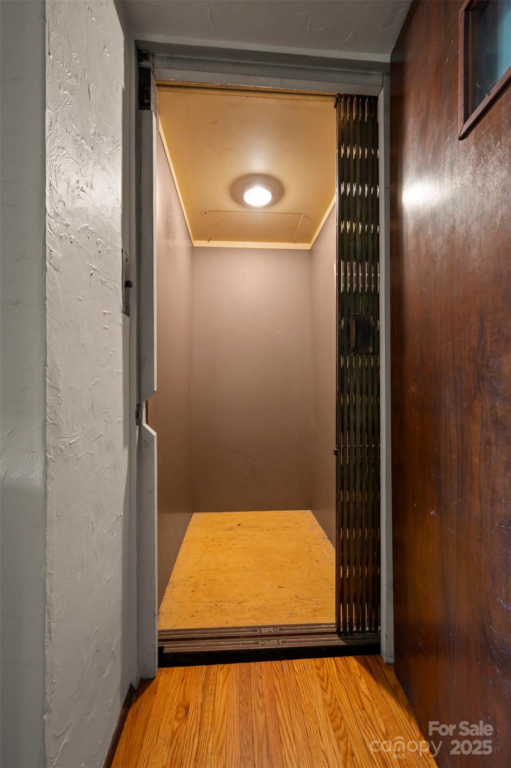 222 Stone Hedge Lane Tryon, NC 28782 - Photo 6 of 48 a bathroom with a bathtub