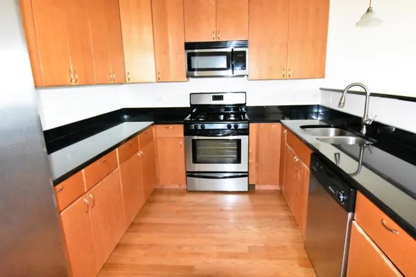 $2,300 | 4518 North Kedzie Avenue, Unit 3E, Chicago, IL 60625