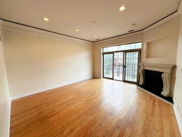 $2,300 | 4518 North Kedzie Avenue, Unit 3E, Chicago, IL 60625
