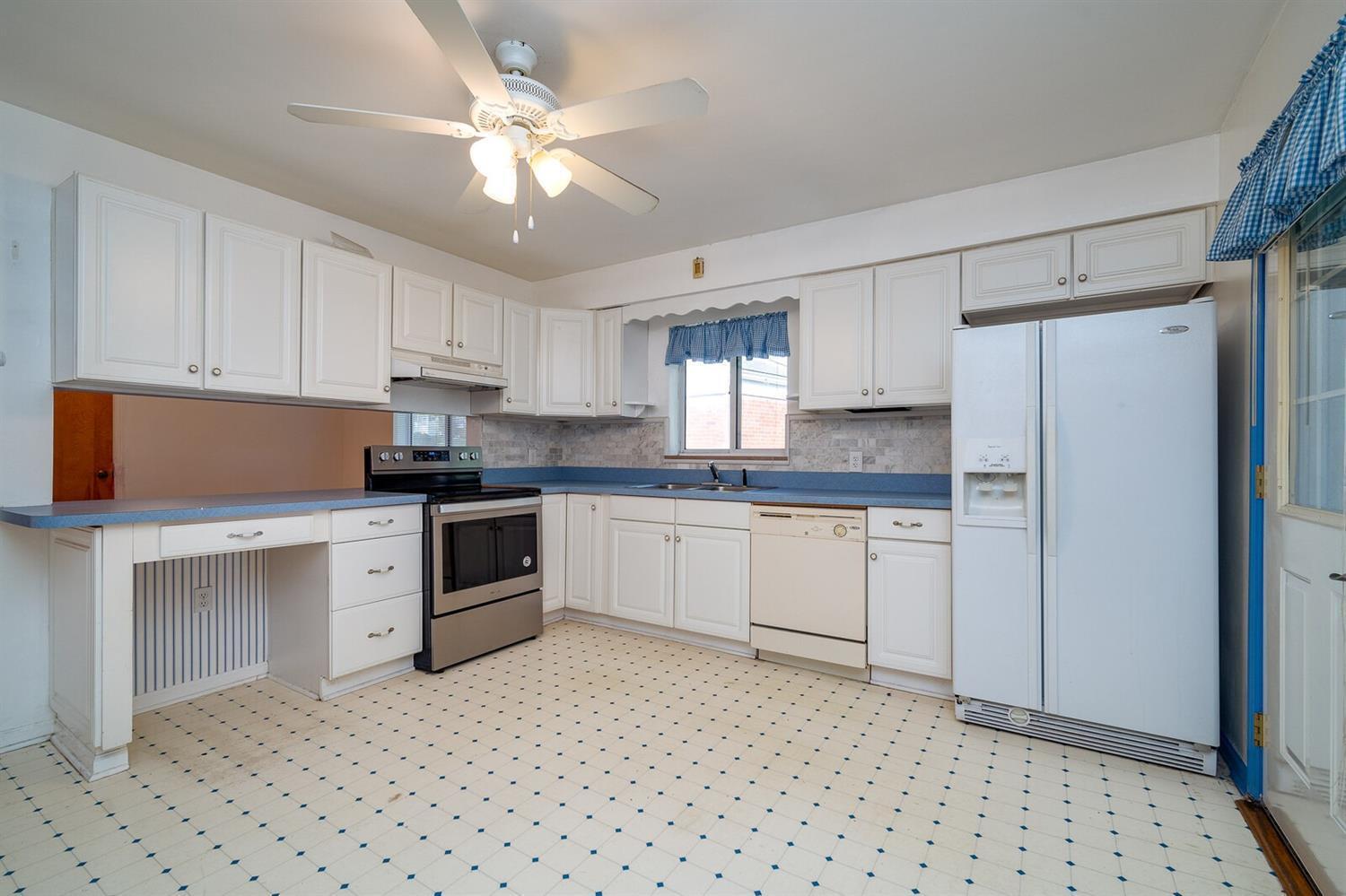 19 Cromwell Road Greenhills, OH 45218 - Photo 4 of 21