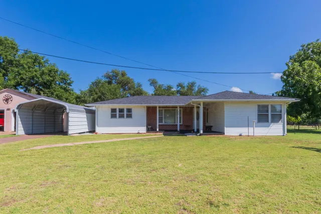 a view of a house with a yard