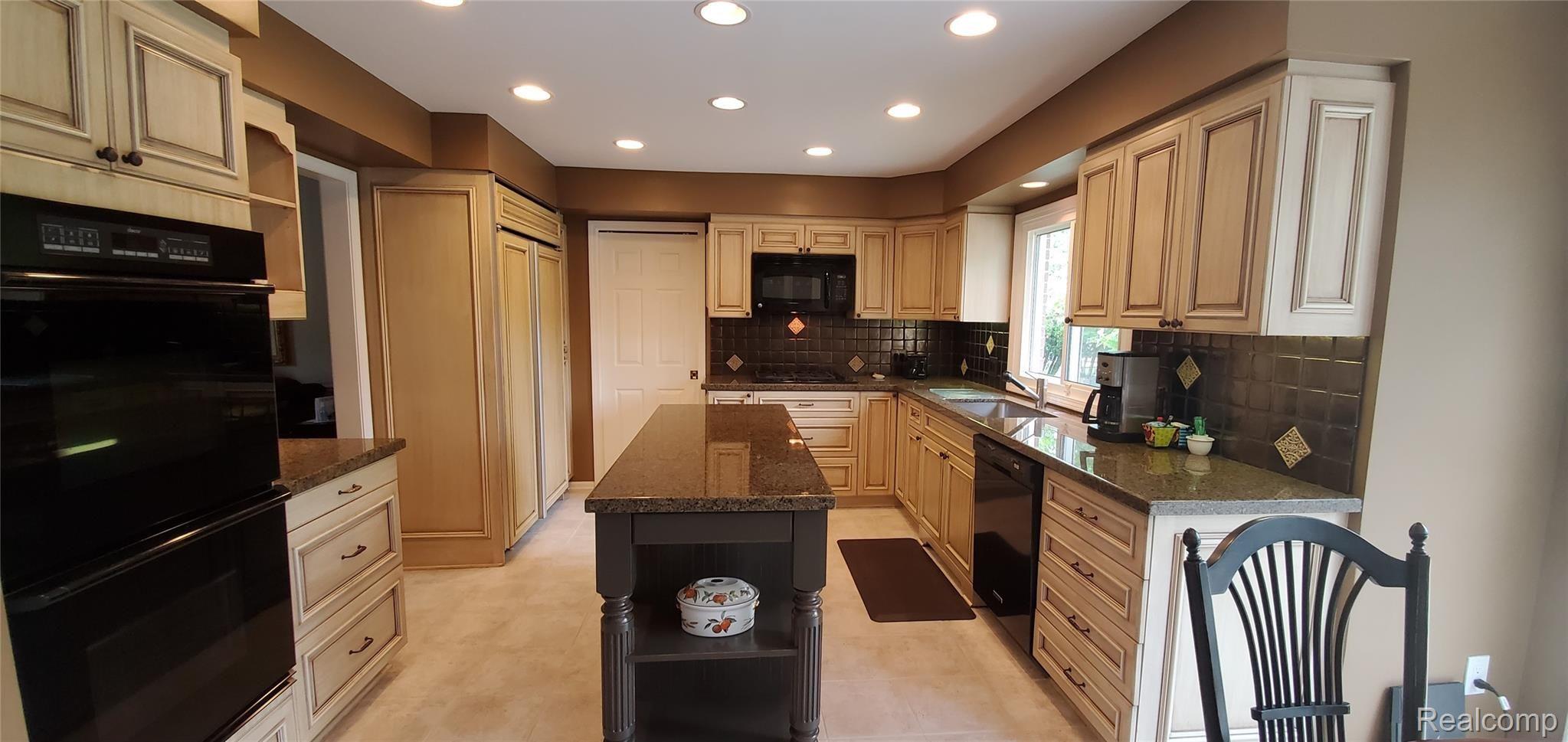 5318 Watergate Road West Bloomfield, MI 48323 - Photo 2 of 19 Watergate Kitchen 2.jpg