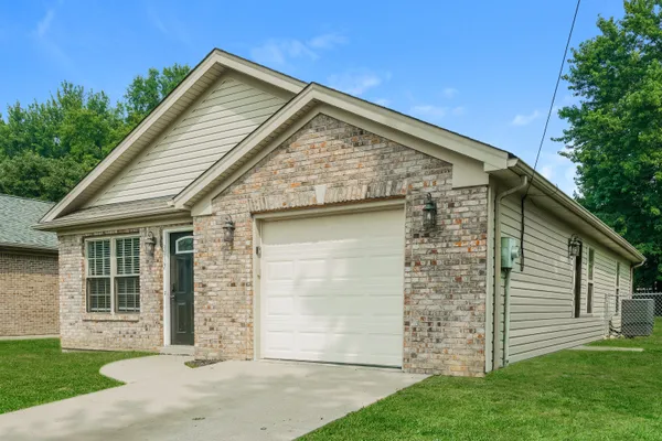 $1,705 | 3817 Fiske Avenue, New Albany, IN 47150