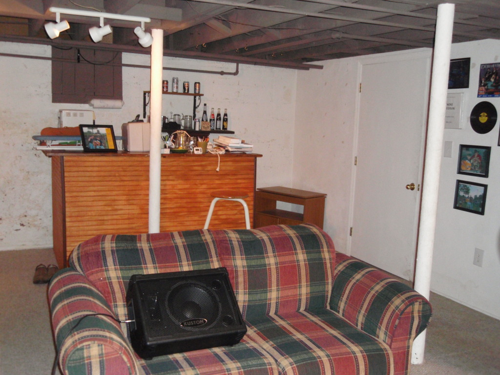 2449 Livingston Road Southwest Roanoke, VA 24015 - Photo 14 of 26 Great entertaining room furniture stays