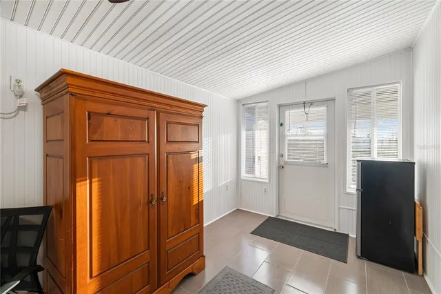 a view of an entryway with workspace