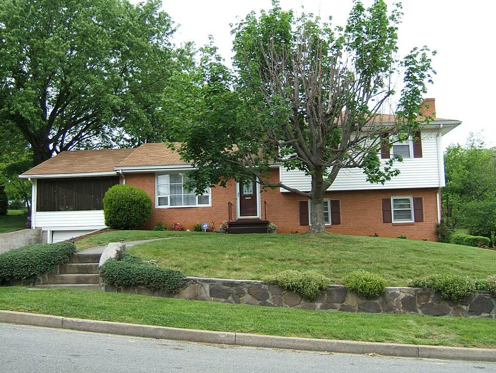134 Frontier Road Northeast Roanoke, VA 24012 - Photo 1 of 20 Frontier front view - left angle