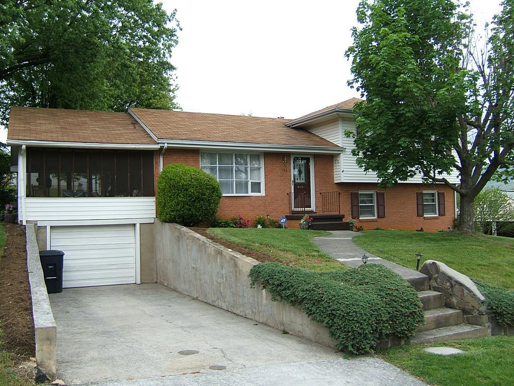134 Frontier Road Northeast Roanoke, VA 24012 - Photo 2 of 20 134 Frontier Rd - garage angle