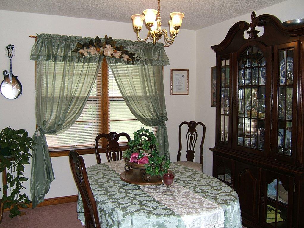 134 Frontier Road Northeast Roanoke, VA 24012 - Photo 5 of 20 Formal dinig room
