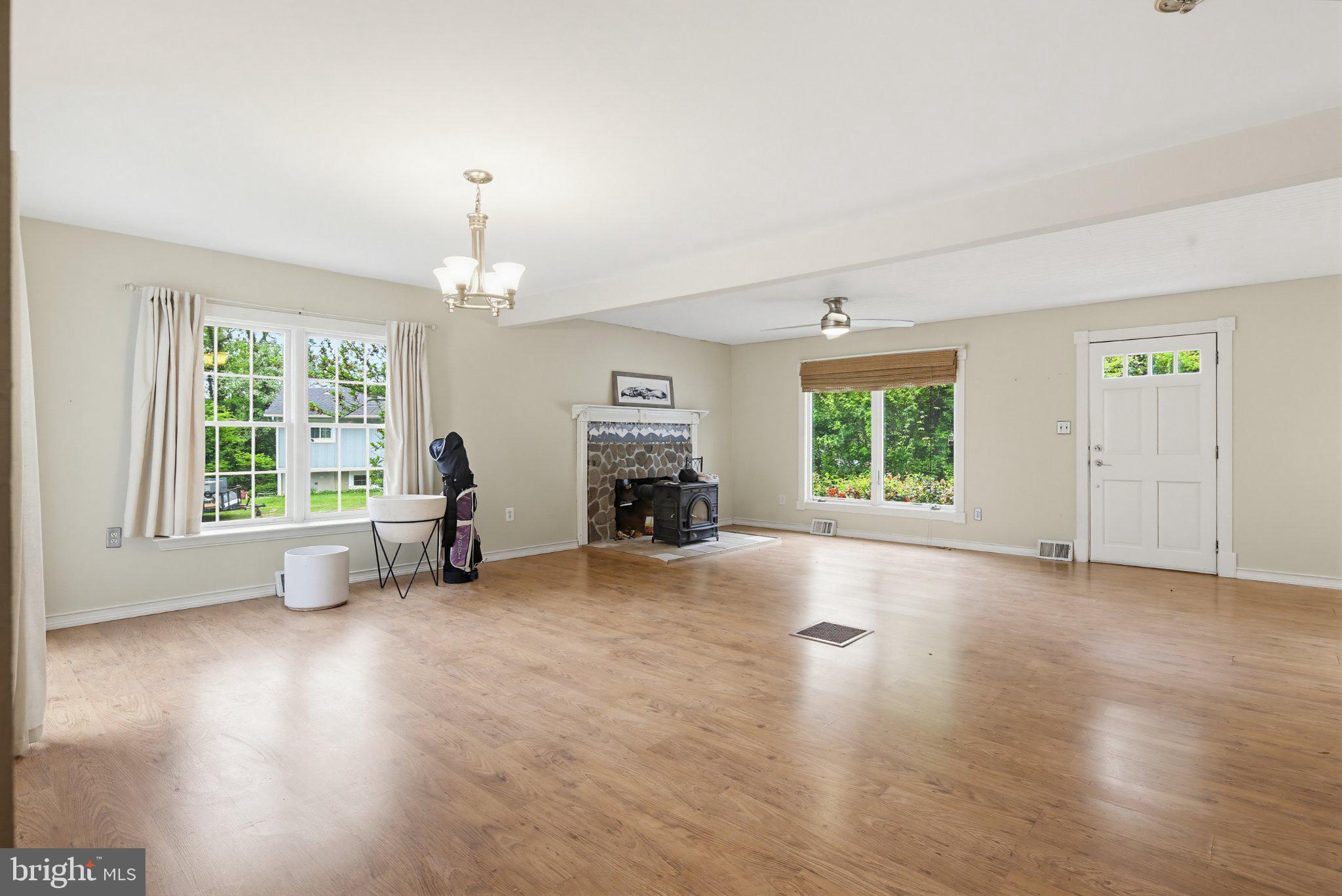 1465 Ridgeway Arnold, MD 21012 - Photo 60 of 61 Spacious living area with natural light.
