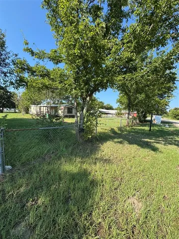 a view of yard with green space