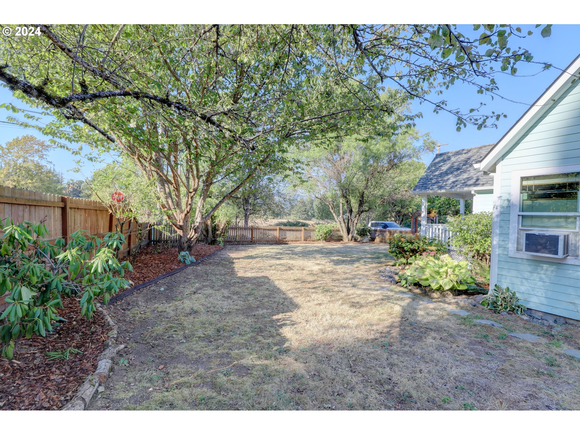 600 Forest Lane Cascade Locks, OR 97014 - Photo 35 of 48 a view of a yard with plants and trees