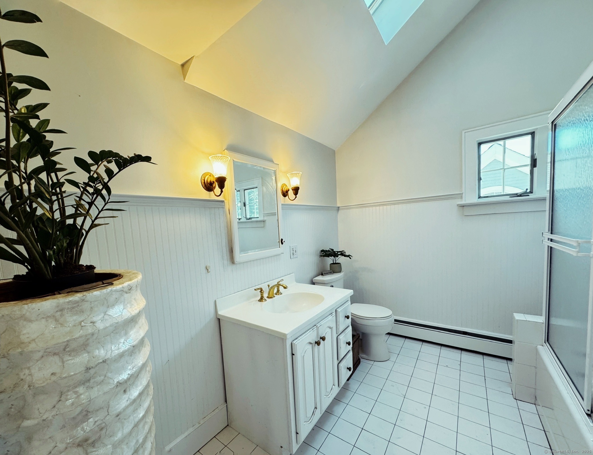 89 Richmond Hill Road New Canaan, CT 06840 - Photo 9 of 17 a bathroom with a sink toilet and tub