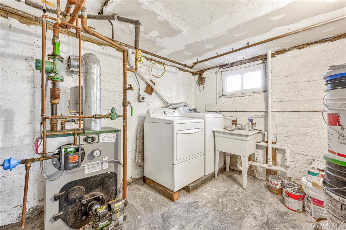 95 Harold Avenue Hempstead, NY 11550 - Photo 21 of 29 a utility room with dryer and washer