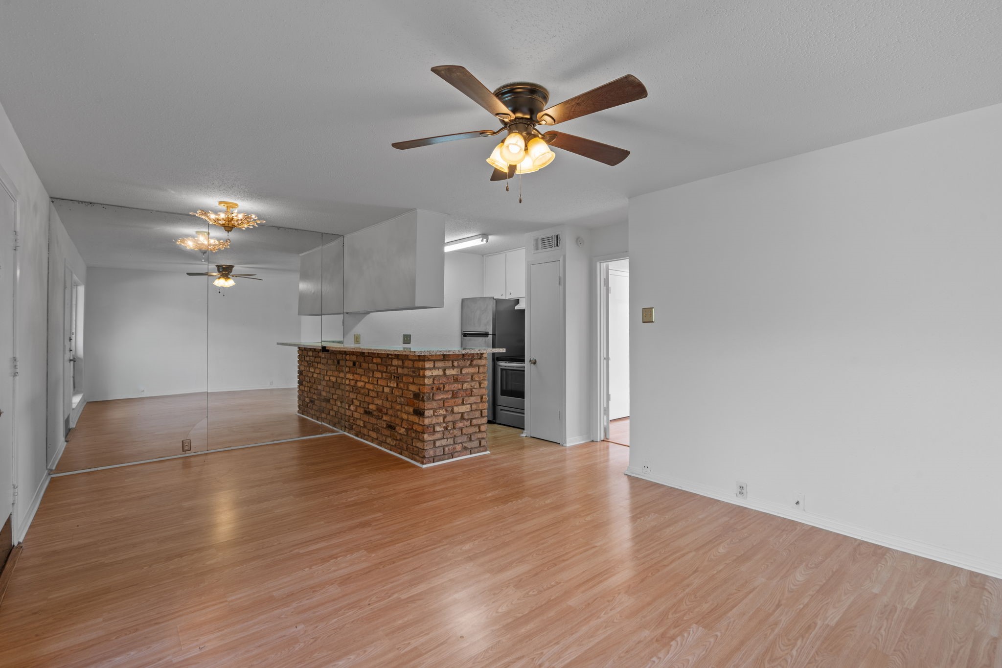 1849 Marshall Street, Unit 9 Houston, TX 77098 - Photo 5 of 24 a living room with hard wood floors and a ceiling fan