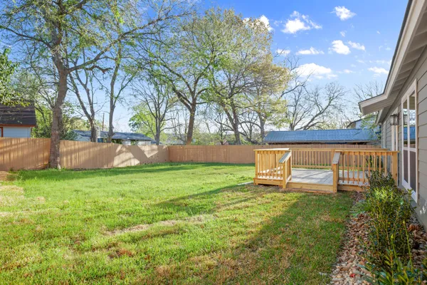 a view of a back yard